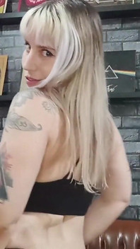 Blondynka Latina jęczy gorąco podczas pieprzenia jej cipki