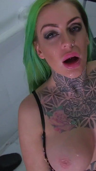 Wild Tattooed Slut รับ Blowbang ที่ Gloryhole