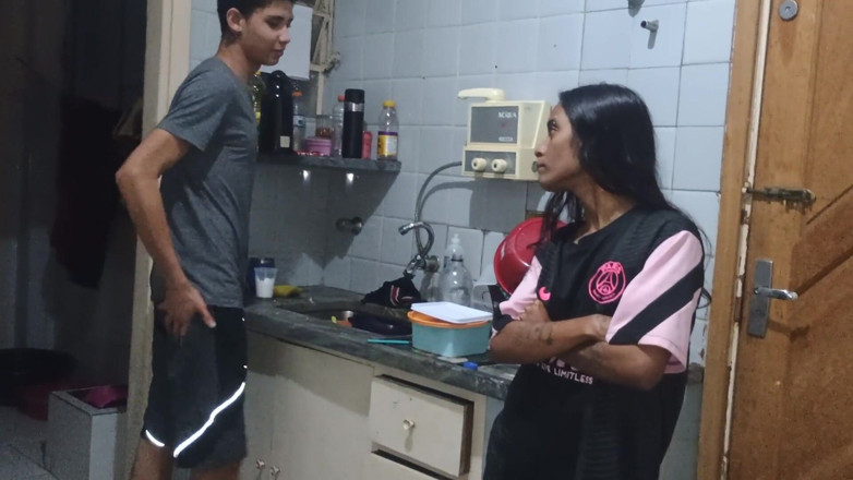 Jasmine santana: 그녀는 부모님이 없는 동안 의붓오빠에게 진짜 섹시하다고 설득합니다.