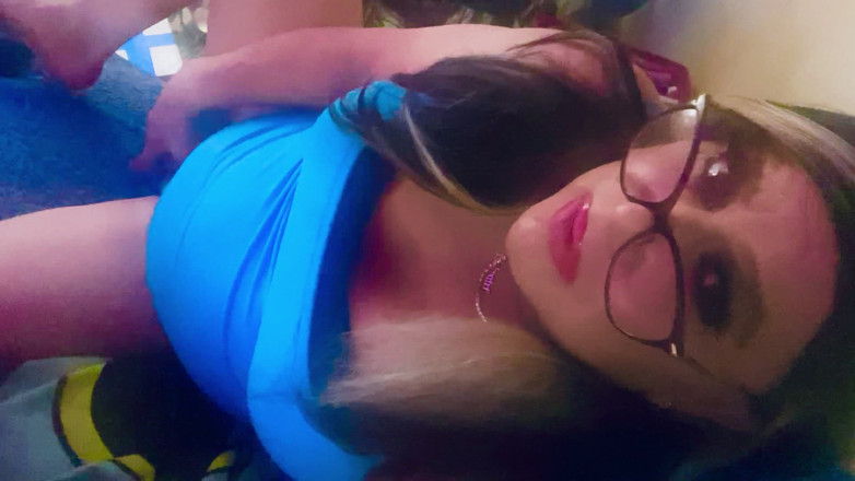 Krissy Sweets: Krissy sweets streichelt ihren schwanz