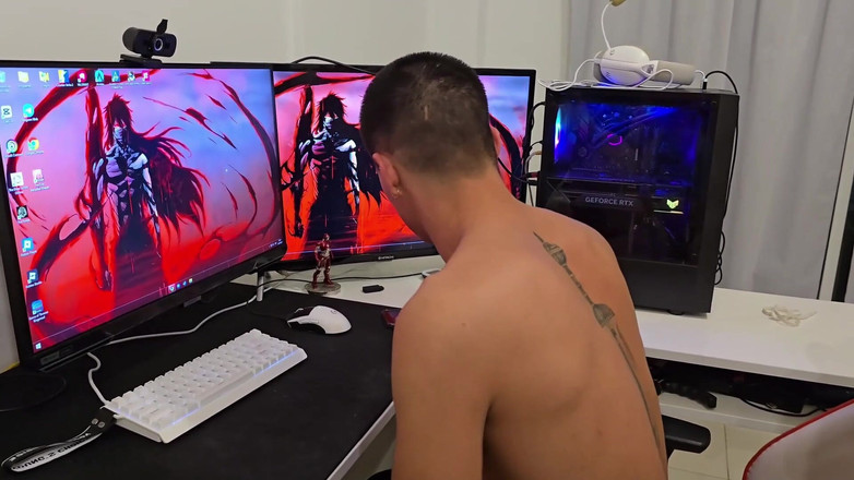 LoverDevilx: 丰满的继妹想要吮吸我的鸡巴