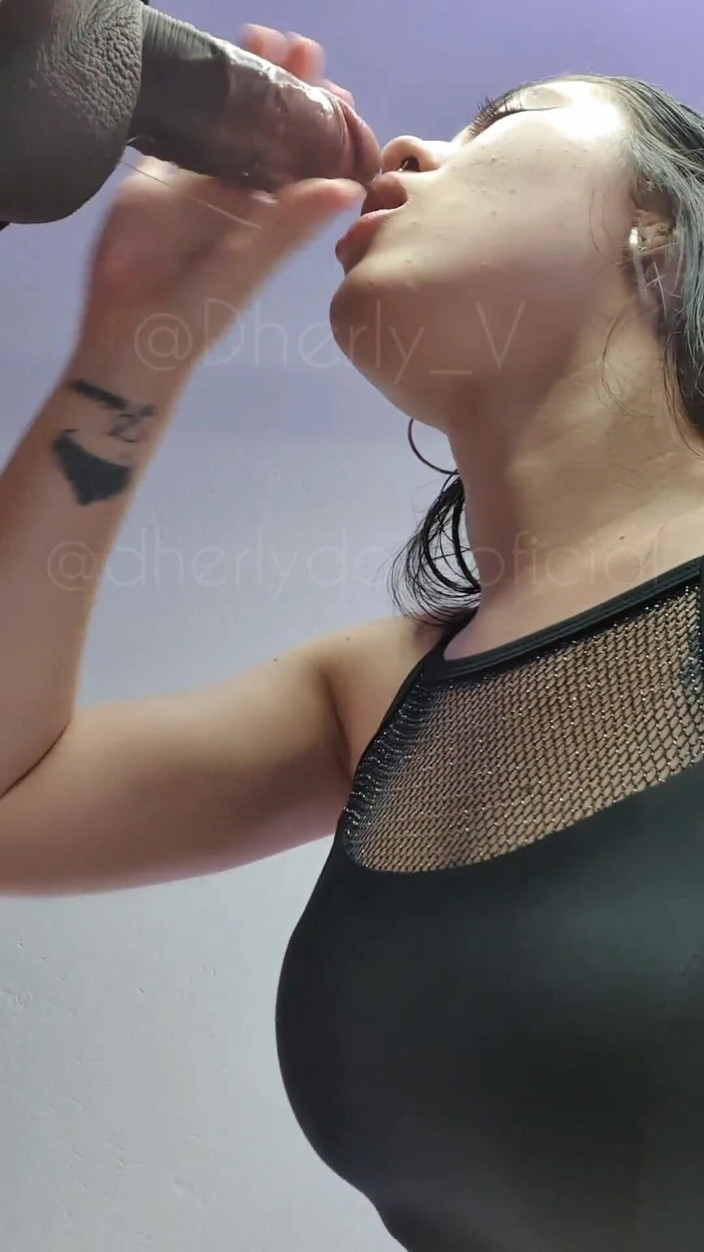 DherlyDoll: La petite salope avale le sperme après avoir reçu une...