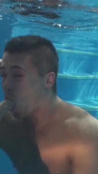 Lelaki gay berkongkek di tepi kolam renang