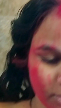 Holi Special: padrasto fode enteada com tesão no banheiro com gulal vermelho em todos os seus peitões