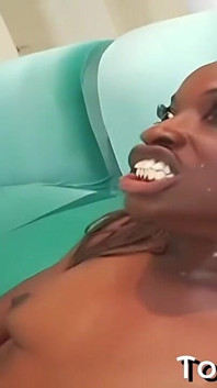Sexy Ebony v síťovaných silonkách má dvojitou penetraci v sexy trojce
