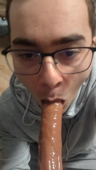 Vysokoškolačka saje ptáka nevlastního otce, dokud se mu nevystříká do pusy (dildo)
