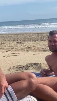 Leo Bulgari arkadaşlarıyla plajda seks yapıyor ve boşalıyor bleshporn - bölüm 1