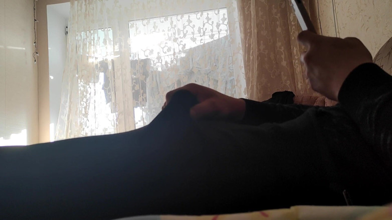 Auff: Masturbándose en casa en bragas y viendo porno