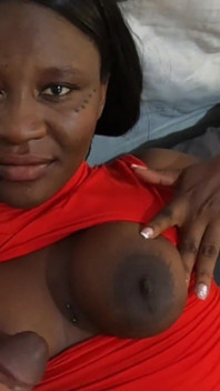 Grande puta rabuda quer mais pau, mas sem a camisinha essa puta freaky pro chupando cadela