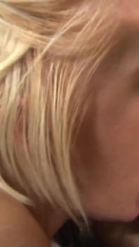 Nikki Blake e Tanner cruz si spogliano e giocano in macchina