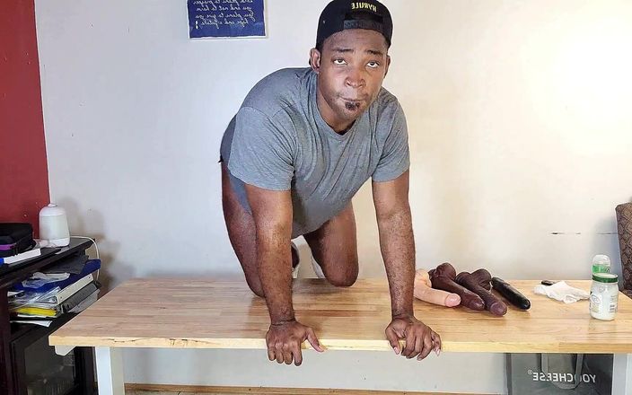 Blkbamaboi73: Saftig byte BBC Jock rammar enorma dildoer upp hans bussy