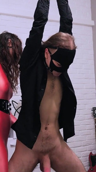 Super-sinea l’emporte et se fait rembourser Roman le méchant en ruinant son orgasme !