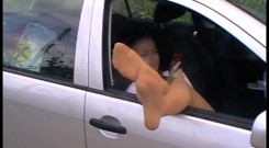 Foot Girls: Les pieds traînent par la fenêtre de la voiture