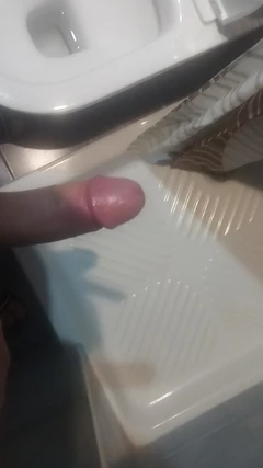 Bayer lagi asik masturbasi di kamar mandi