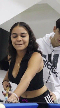 Ma demi-sœur veut apprendre à jouer au billard et je lui apprendrai en échange de sexe.