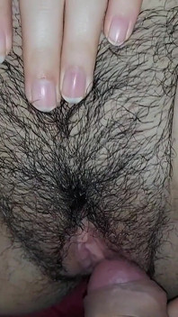 Chatte poilue et je me retrouve avec un creampie
