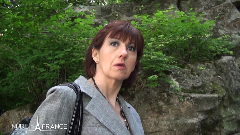 Nude in France: Agenta imobiliară matură lacomă este futută în cur pentru a vinde...