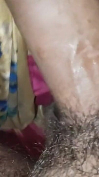 Geile Desi-huisvrouw Priya Bhabhi gebruikt door Dewar in de badkamer