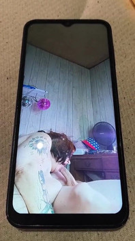 La troia perversa guarda i suoi porno ingoiare quel cazzo in profondità nella gola con il carico che ha
