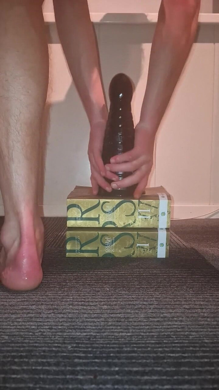 NoFace Twink X: Homo twink berijdt enorme anale dildo-pion