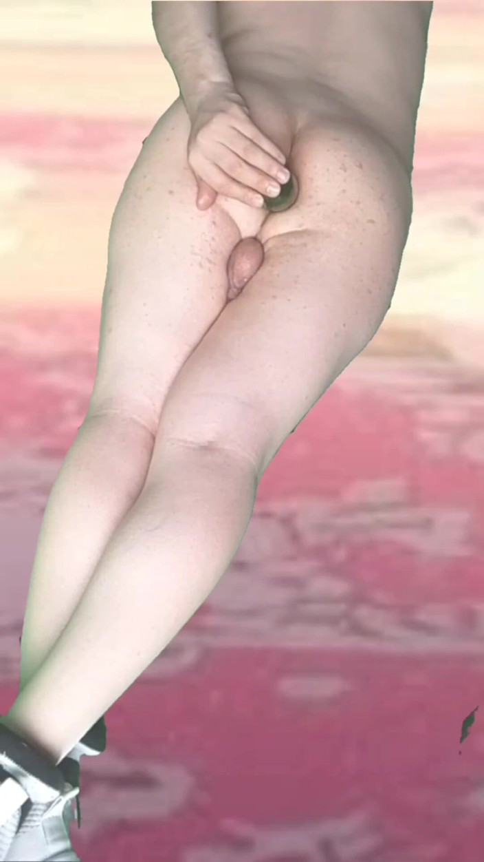 Kitty_Cross: 最大的黄瓜激发狂野的屁股假阳具幻想