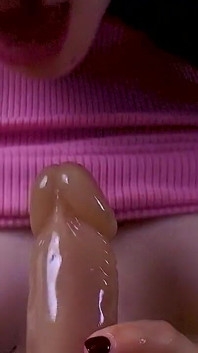 Remaja bertelanjang atas mengusik anda bermain dengan dildo dekat dengan kamera