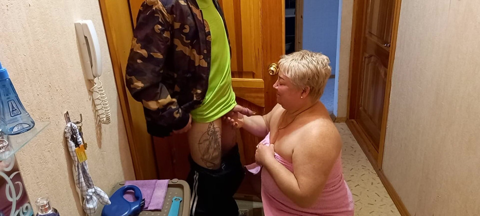 Zona901: Doggy-style sex and blowjob to a courier