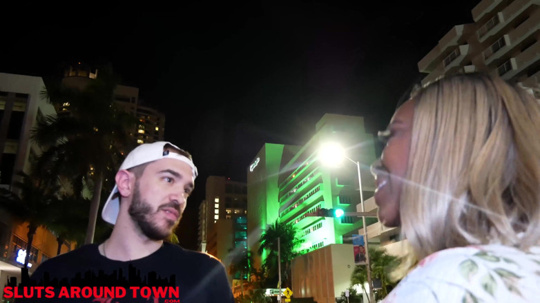 Sluts Around Town: Une black pulpeuse squirte sur une grosse bite blanche