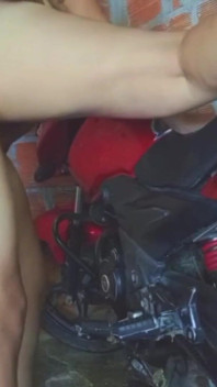 Mechanik měří olej ze sousedova motocyklu