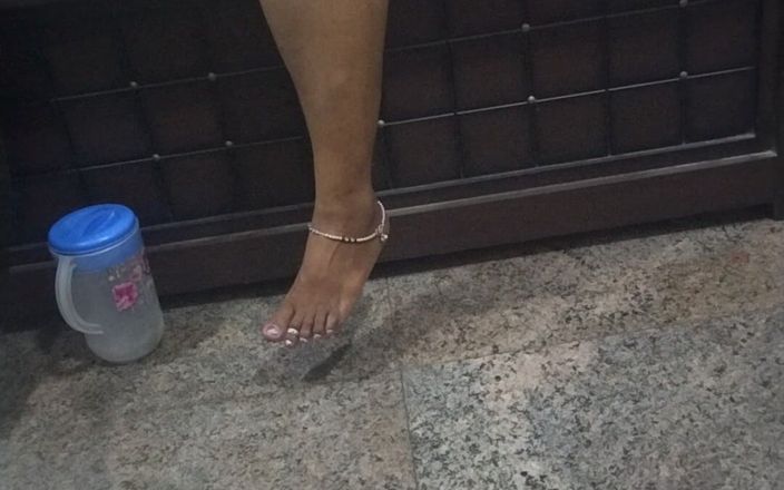 Tamil lesbian: 누드로 섹스하는 것에 대해 이야기해