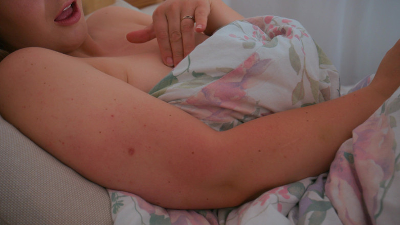 Mrs Wetslavs: Masturbation douce d’une MILF pulpeuse au lit.