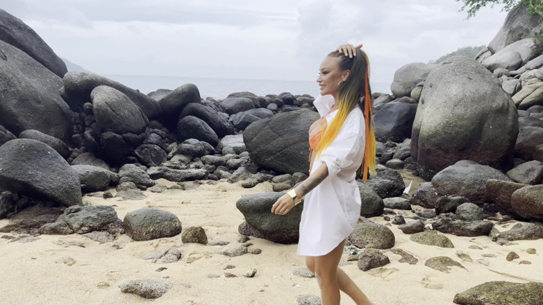 Monika Fox: Kinky Monika Fox em uma praia selvagem satisfaz-se com grandes...