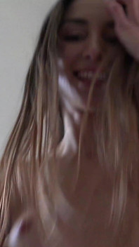 Ti scopi queste ragazze di altri paesi