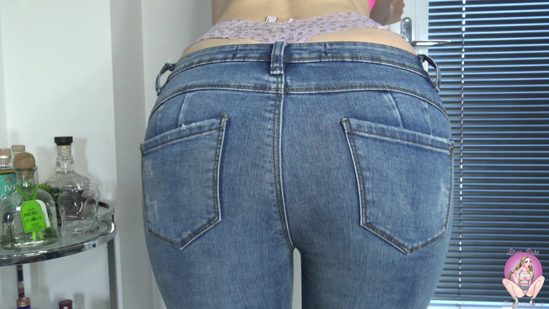 Brea Rose: 穿着牛仔裤的丁字裤