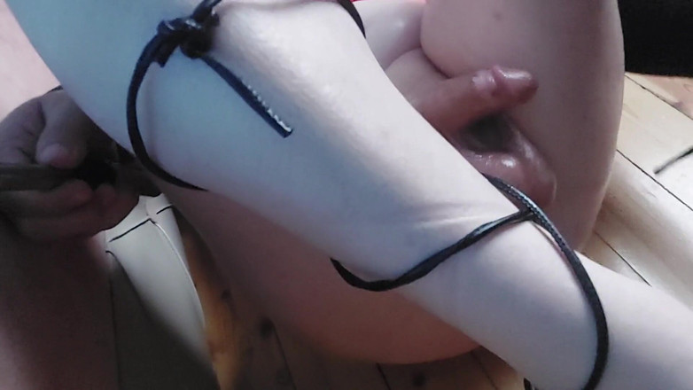 Kitty_Cross: Oberschenkelhohe necken, transvestã¤nder gleitet hände über glÃ1/4mmernden, leckenden körper