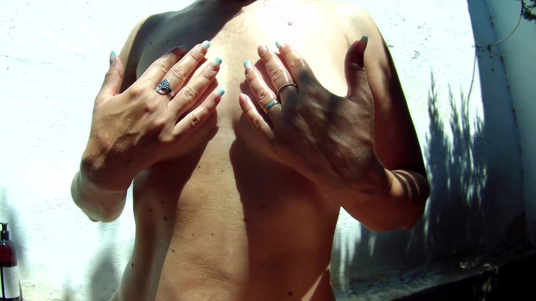 Leather Addict: Nia reçoit une grosse dose de lotion bronzée sur son...