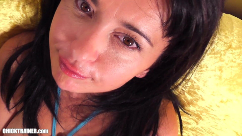 Britney Swallows - Cumtrainer: Britney, MILF à forte poitrine, se fait baiser, doigter et lécher...