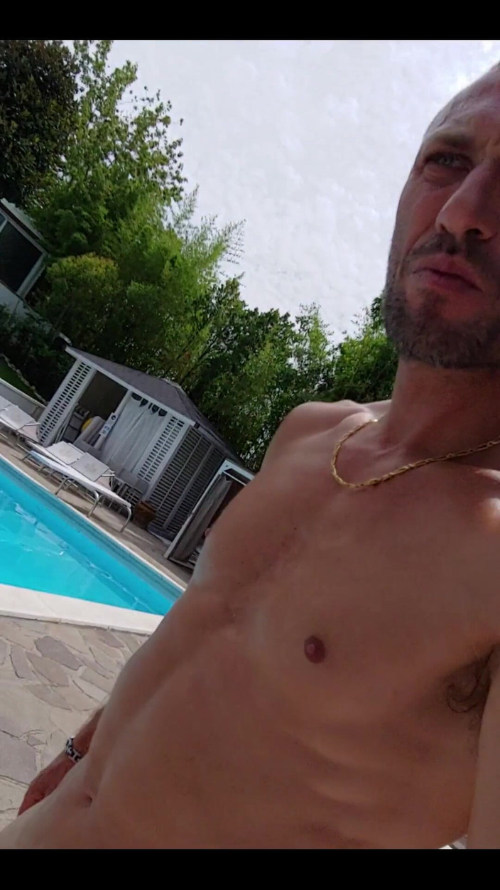 Boy jerking off: Un garçon branle la piscine