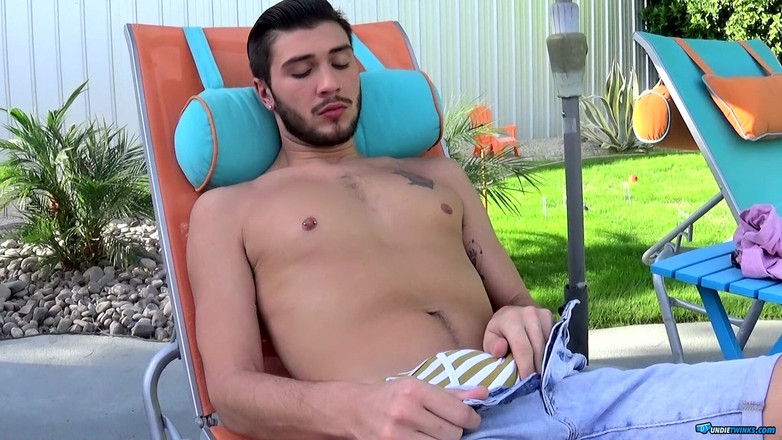 Undie twinks: Lenjeria intimă îl excită atât de tare!