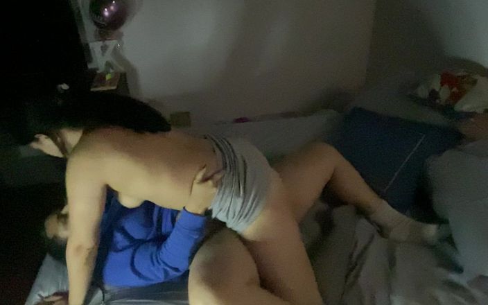 Zoe &amp; Melissa: Lesbisk saxsex innan du går till sängs