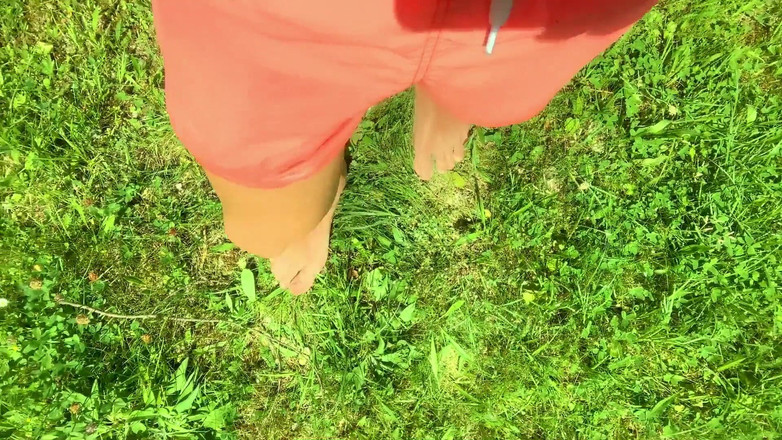 Idmir Sugary: Cewek ini kencing di balik celana renangnya di luar ruangan!