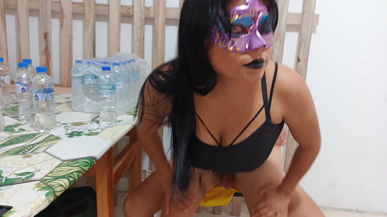 NEGRITA SEXY: 水摊贩与破产客户发生性关系