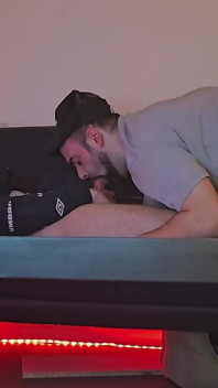 Un tip hetero din aplicația de întâlniri mă lasă să-i sug pula
