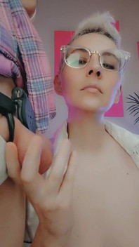 เอมิลี่ลูบไข่ในกรงควยแล้วโชว์นม
