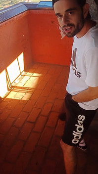 Joacă cu el în pantaloni scurți