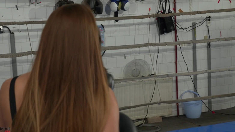 Defeated Sex Fight: Orsi vs Alyssa - Sexig het boxningskamp på ringen