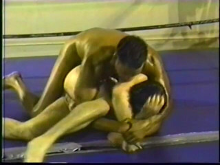 Gays Case: Black and white wrestlers fight naked on the stage