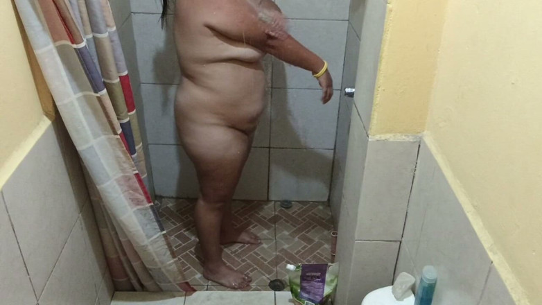 Stepmom_with_big_tits: Den här duschen blev väldigt varm eftersom mina bröst kändes...