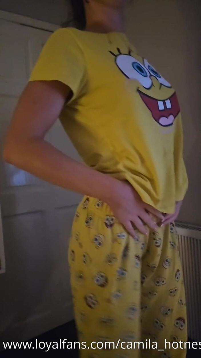 Teen Sophie: Desnudándose de mis pjs de esponja