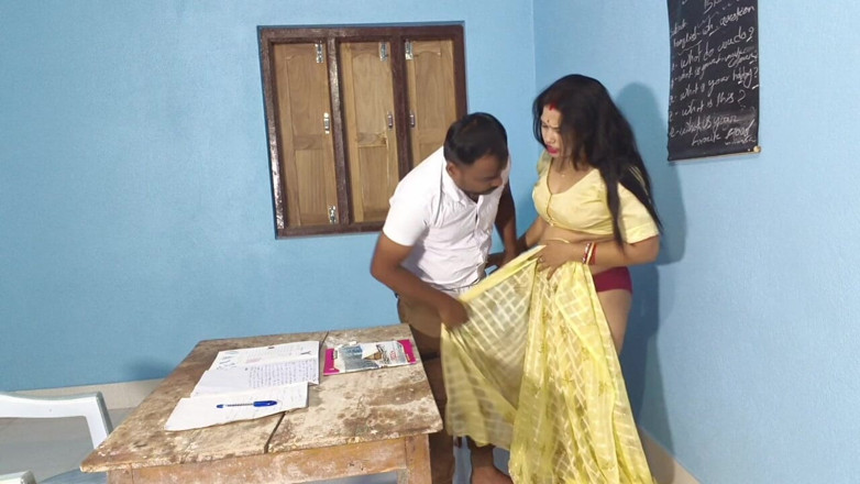 Sona bhabhi: seksi angreji tichar maidam klas room men apne chhaatr ke...